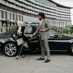 Explore NYC Efficiently Hire a Chauffeur for Hassle-Free Business Travel