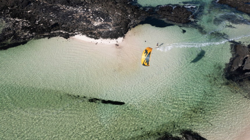How to choose the perfect kitesurfing gear for beginners and experts