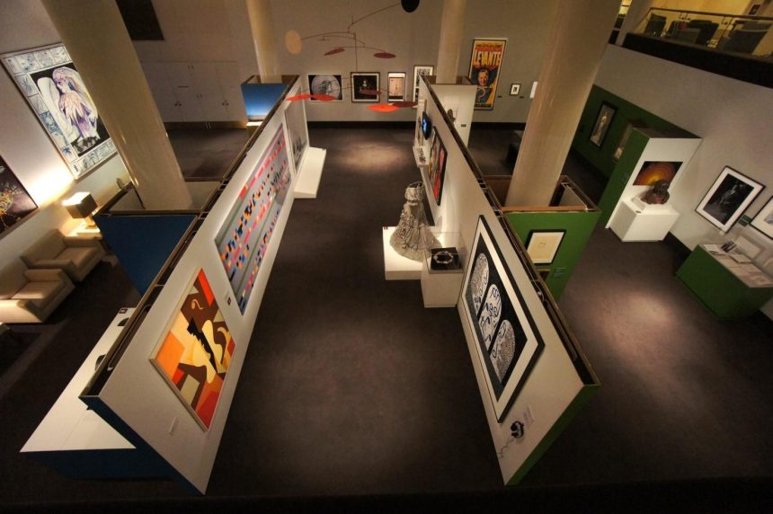 Image 1 of 4 Expert Tips that Will Help You Use Picture Hanging Rails for Home or Office Décor