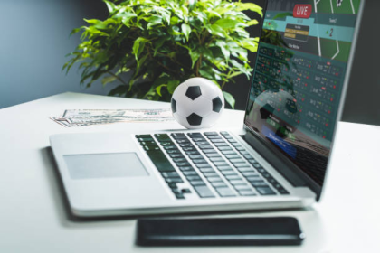 Image 1 of 8 Interface Features That Help Players Understand Online Games